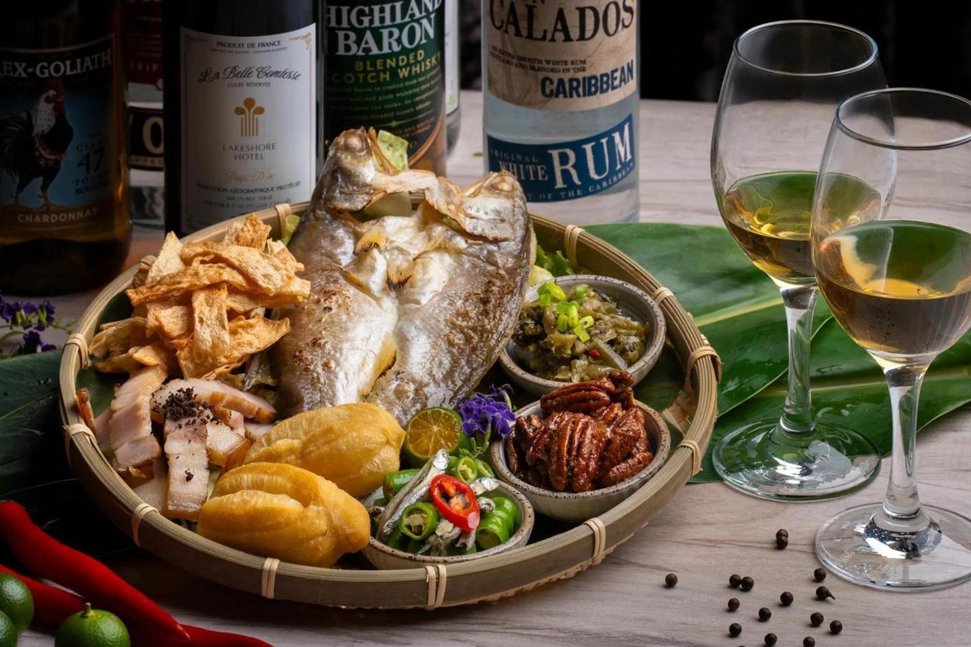 Lakeshore Hotel Hualien Taroko Shunan Exterior foto A whole pompano served with a selection of condiments